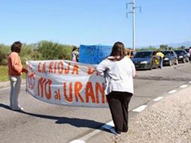 Corte selectivo y juntada de firmas contra la explotación de uranio en La Rioja