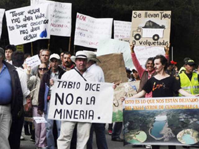 Campesinos colombianos rechazan política minero-energética