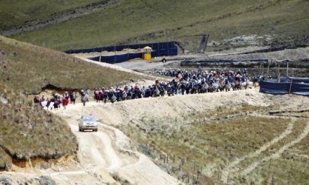 Marchan contra minera que pretende depredar nevado Ccarhuarazo