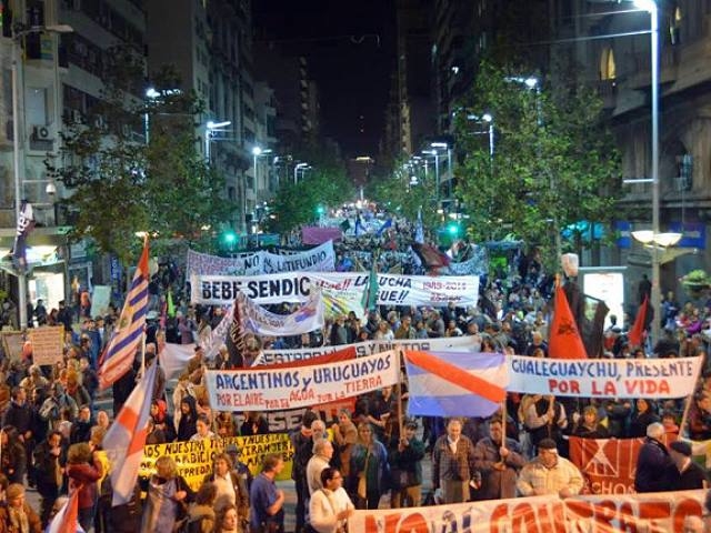 Miles de uruguayos marcharon contra la megaminería, los agronegocios y los puertos para el saqueo