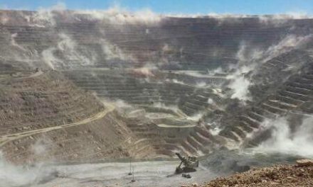 Trabajador minero saca foto en mina Escondida durante un terremoto