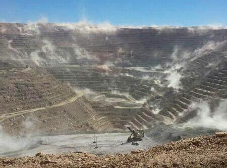 Trabajador minero saca foto en mina Escondida durante un terremoto