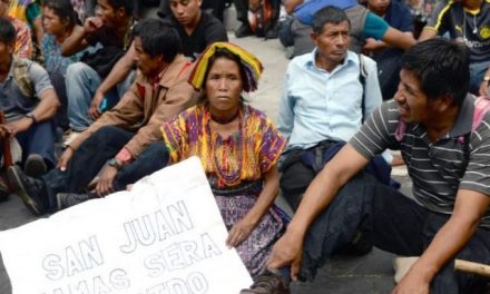 Miles protestan en Guatemala contra minería y por aumento salarial