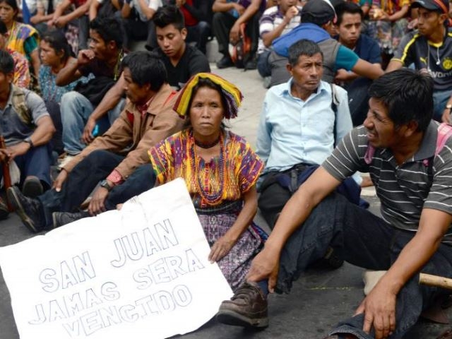 Miles protestan en Guatemala contra minería y por aumento salarial