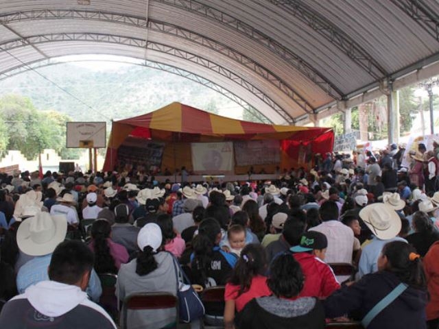 Multitudinario foro contra mineras en Ixtacamaxtitlán