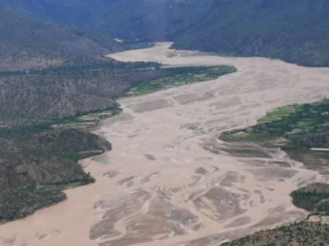 Reportan que desecho tóxico minero afecta al río Pilcomayo