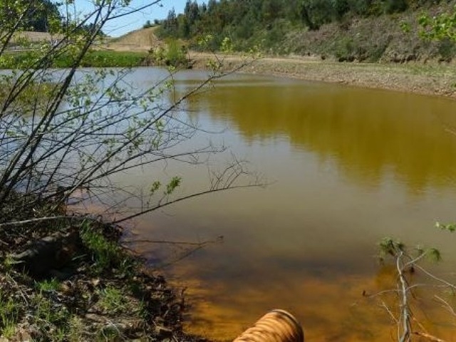 La antigua actividad de la mina de Touro devasta el ecosistema en el río Portapego