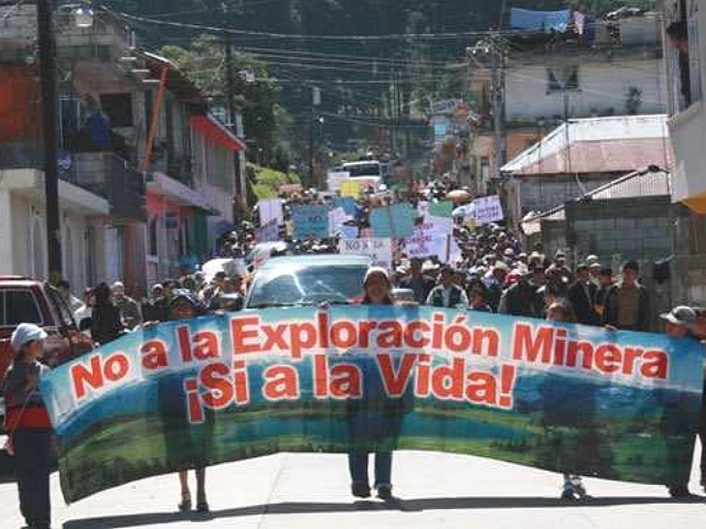 Opositores a mina retienen a dos comisarios de la PNC