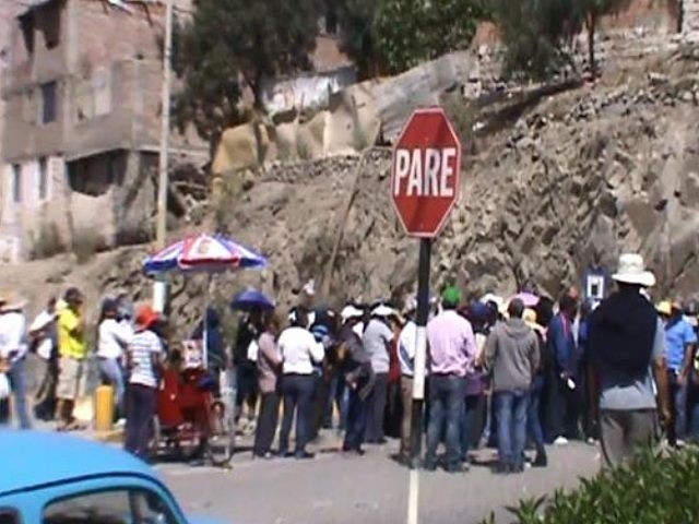 Pobladores bloquean camino a centro miero Cerro Verde