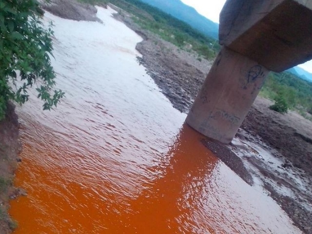 Restringen suministro de agua en Sonora por derrame de tóxicos mineros