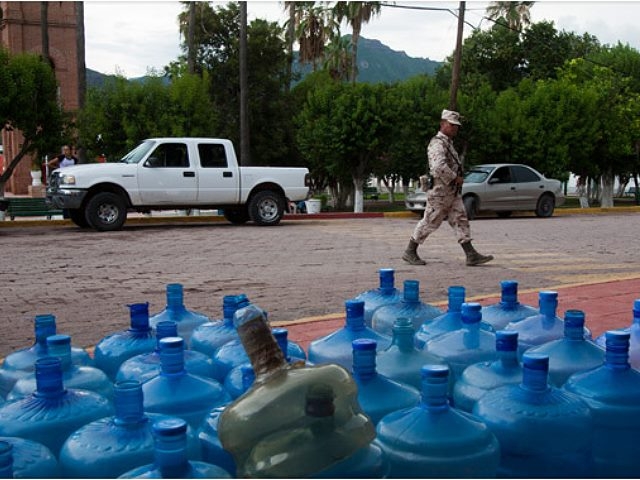 Gobierno y minera que derramó tóxicos distribuyen agua a la población