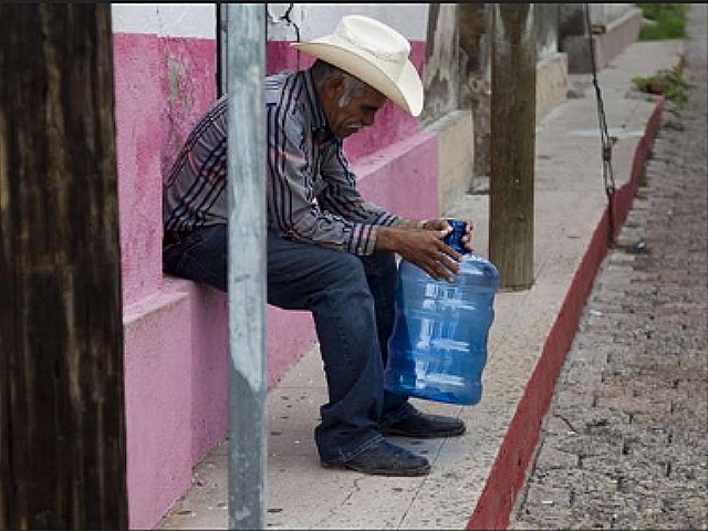 Miles de mexicanos indignados y sin agua por vertido de minera reclaman conocer riesgos