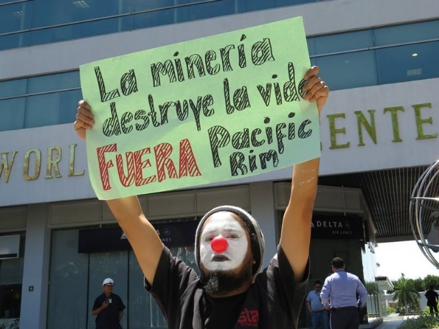 Protestan ante Banco Mundial para que rechace denuncia de empresa minera a El Salvador