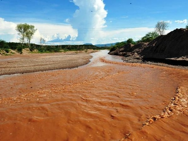 Miner mexicana el “Río Gila”, que fluye hacia Phoenix