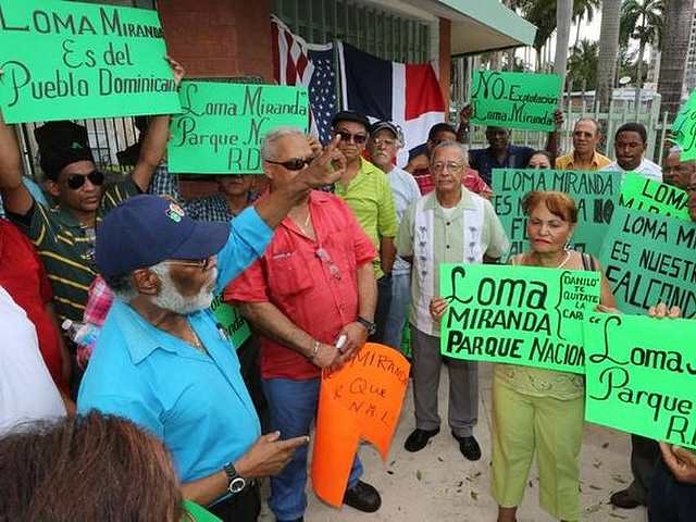 Dominicanos protestan en contra de exploración minera en Loma Miranda