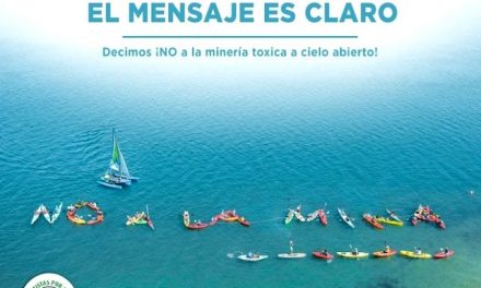 Kayakistas dicen “no a la mina” en el malecón La Paz; crean un mensaje contra Los Cardones