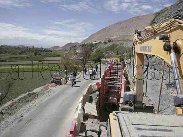 Pobladores de Congata reinician huelga lanzando huevos a vehículos de minera