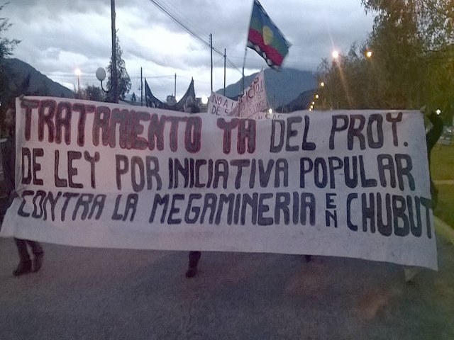 Se movilizaron en la Comarca Andina respaldando la Iniciativa Popular