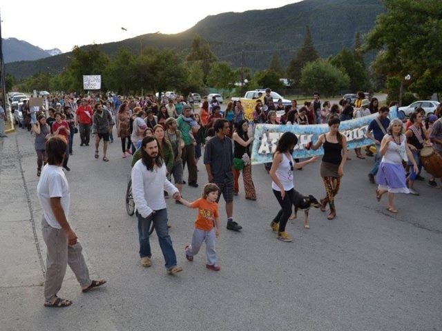 4/dic/14 – Marcha VII: Vecinos de la Comarca Andina marcharon repudiaron el fraude político-minero