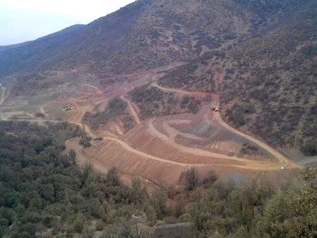 Región Metropolitana anuncia querella por explotación minera en Quebrada de la Plata