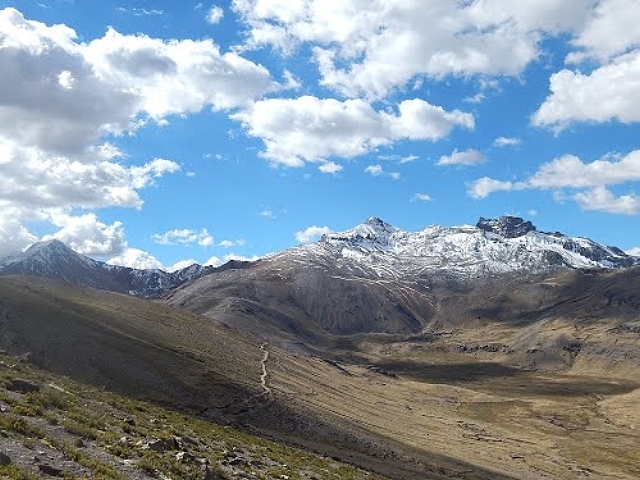 Agua-vida en serio peligro: proyecto minero en las faldas del Nevado Apu Qarwarasu