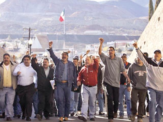 Marchan más de 2 mil personas en Cananea afectados por contaminación minera