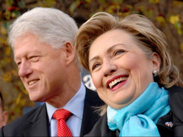 Los Clinton ganaron millones de dólares por un negocio minero que benefició a Rusia
