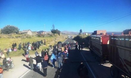 Puneños de Pomata bloquean la carretera exigiendo cancelación de la minería