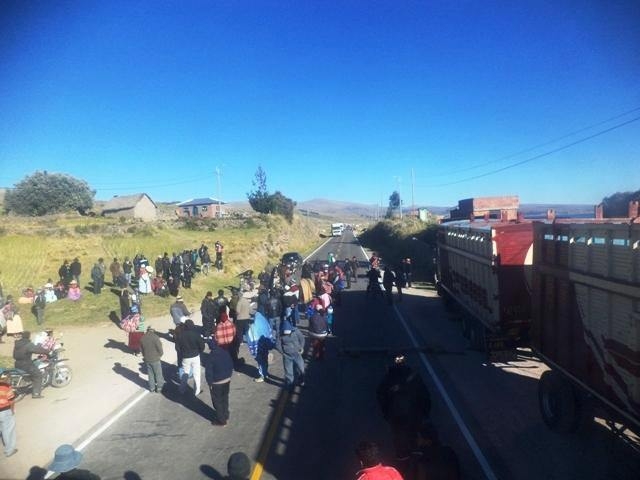 Puneños de Pomata bloquean la carretera exigiendo cancelación de la minería
