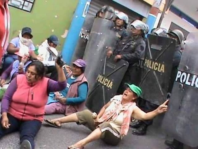 Invasión militar de Cocachacra enfrentada por las mujeres en primera línea