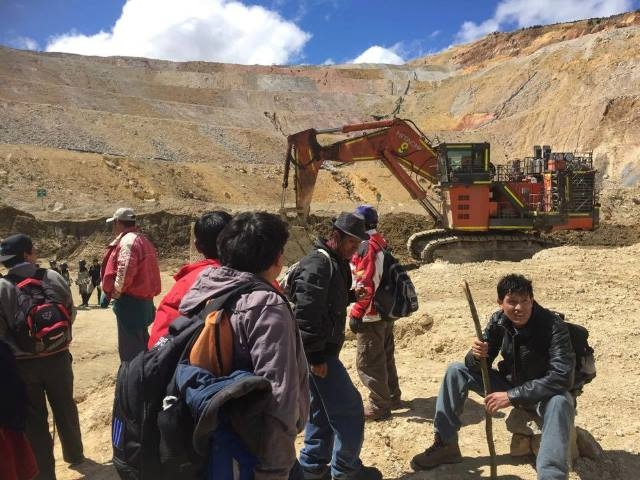 Pobladores indignados por incumplimientos de Minera Yanacocha tomaron tajo La Quinua