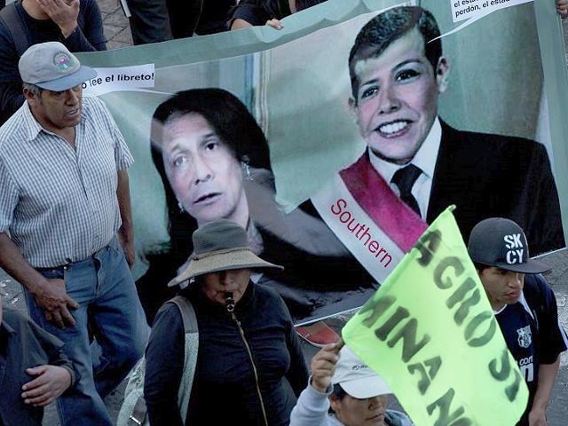 Corrupción y proyecto minero socavan la popularidad del presidente peruano