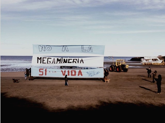 Vecinos de Península de Valdés con mensaje contra la megaminería al inicio de la temporada de ballenas