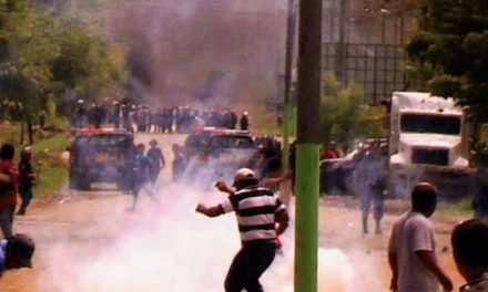 Policía dispersa a manifestantes que reclamaban frente a mina de níquel: un muerto