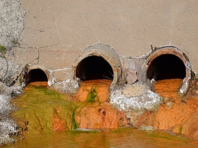 Pesadilla de arsénico dentro de una vieja mina francesa