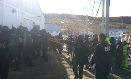 Desalojaron y detuvieron a obreros de minera “Santa Cruz”