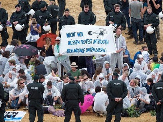 Manifestantes atacan mina de carbón en Alemania