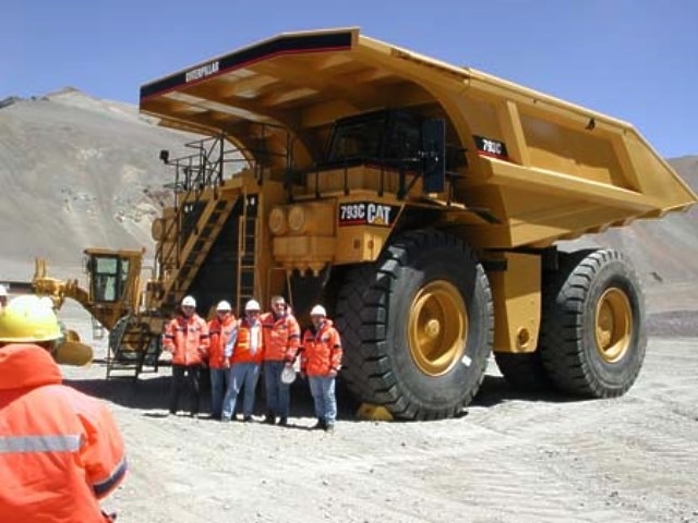 Mineras se alían con rivales para superar caída de materias primas