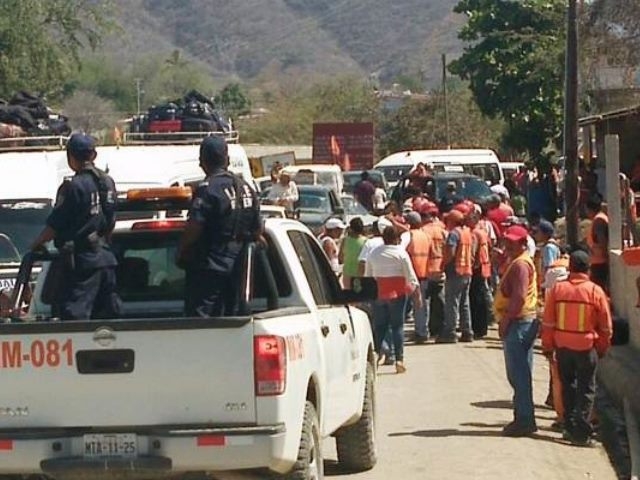 Pescadores bloquean camino a minera Media Luna