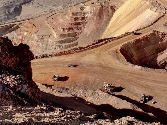 Cinco mineras paralizan su actividad en Chile