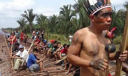 Minera admite que otros diques pueden romperse mientras indígenas cortan vía férrea