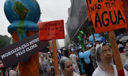 Cientos de brasileños marchan y reclaman soluciones tras catástrofe minera