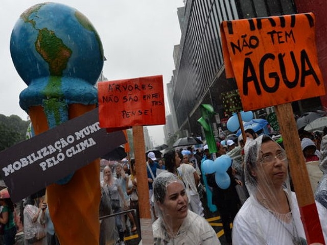 Cientos de brasileños marchan y reclaman soluciones tras catástrofe minera