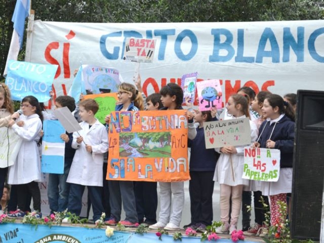 Más de mil chicos gritaron “No a las Papeleras” y a la minería contaminante
