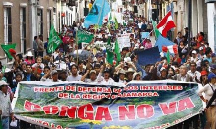 Gobernador regional de Cajamarca encabezó masiva marcha contra proyecto Conga