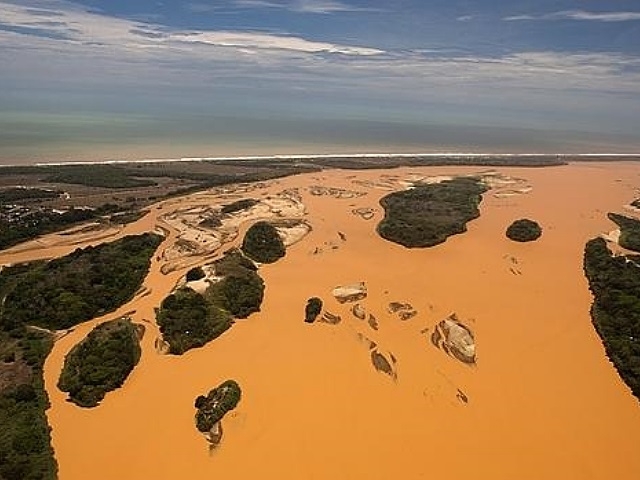 El lodo tóxico de la minera brasileña llega al mar