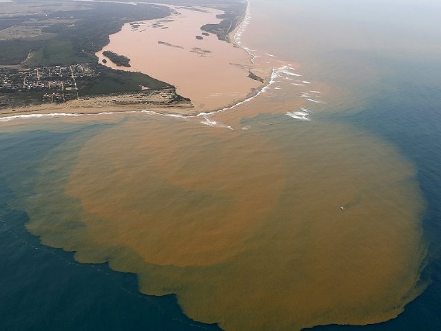 NASA captó mancha tóxica de 80 km tras derrame de minera en Brasil