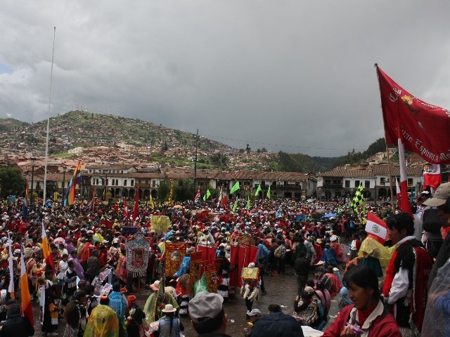 Miles de peregrinos devotos del señor de Qoyllurit´i llegan a Cusco y dicen no a la minería