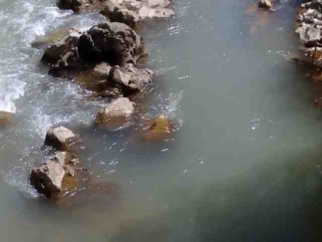 Alto Mañihuales: Pobladores entregan fotografías para denunciar que empresa minera habría vertido desechos en lecho de río