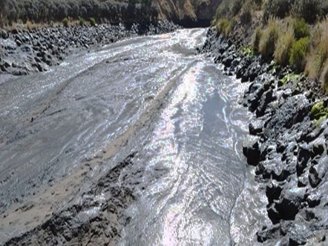 Derrame de 15 millones de litros de relaves mineros contaminan afluentes del río Colca